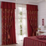 Double rideaux bordeaux avec pince lambrequin et tulle dans la chambre