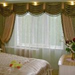 Rideaux bicolores avec pompons dans la chambre