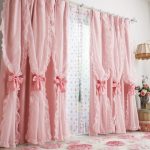 Rideaux double couche avec des arcs en rose