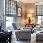 Fixation des rideaux sur les avant-toits, cachés dans une boîte décorative