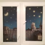 Rideaux avec impression de photo sur la fenêtre dans la pépinière