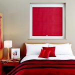 Rideau rouge avec mécanisme à ressort à l'intérieur de la chambre