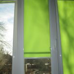 Rideau vert avec des guides sur la feuille mobile