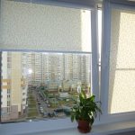 Volets sur la fenêtre dans la maison à panneaux