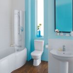 Fenêtre étroite dans le mur de la salle de bain