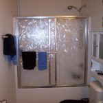 Rideau à double battant sur baignoire droite