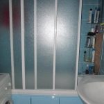 Ecran de protection avec une surface mate dans le panneau de la salle de bain