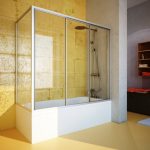 Couleur jaune à l'intérieur de la salle de bain