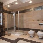Écran en plastique sur la cabine de douche