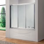 Salle de bains au sol stratifié