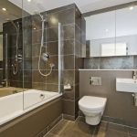 Le miroir à l'intérieur de la salle de bain