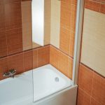 Couleur marron dans le design de la salle de bain