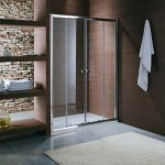 Serviettes blanches sur les étagères de la salle de bain