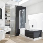 Conception de la salle de bain avec une fenêtre au plafond