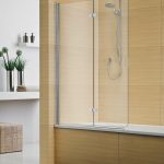 Sol gris et murs de salle de bain marron