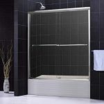 Couleur noire dans la conception de la salle de bain