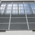 stores métalliques sur la fenêtre d'un bâtiment industriel