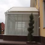 Utilisez un pare-soleil pour protéger une extension de verre des rayons du soleil.