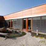 Réservoir artificiel de petite taille devant la maison