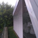 Protection de la façade en verre avec rashtora