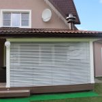 Antenne parabolique sur le mur d'une maison privée