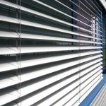 Lattes en forme de C sur les fenêtres d'un immeuble de bureaux