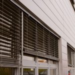 Rafshtora avec des lattes droites sur des fenêtres en plastique