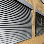 Fenêtres en brique avec stores montés en surface