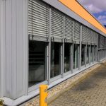 Bâtiment modulaire avec des volets de sécurité sur les fenêtres