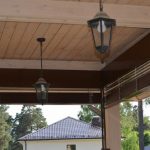 Rafshtora sous le plafond de la véranda d'une maison privée