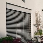 Ouverture de fenêtre d'un immeuble résidentiel avec rideaux de protection