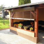 Fleurs fraîches dans le gazebo d'été