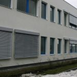 Frais généraux rashtora sur les fenêtres de l'institution