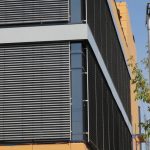 Protection des fenêtres de loggia dans une maison en blocs de céramique