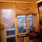 Amestecarea cortinei romane cu draperii pe fereastra balconului