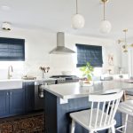 Interiorul bucătăriei luminoase din sala de mese într-o casă privată