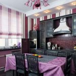Culoarea purpurie în interiorul bucătăriei