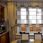 Combinația de perdele de diferite tipuri într-o singură fereastră de bucătărie