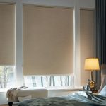 Rouleaux de matériau dense sur les fenêtres d'une chambre à coucher