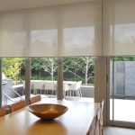 Stores de soleil sur la grande fenêtre de la cuisine-salon