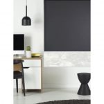 Rideaux gris à l'intérieur du bureau à domicile