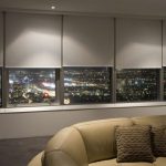 Fenêtre panoramique sur la ville de nuit