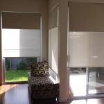 Décoration de fenêtre d'une maison privée avec des volets roulants doubles