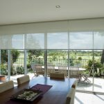 Grande fenêtre dans le salon d'une maison privée