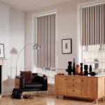 Rideaux à rayures dans le salon avec cheminée