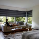 Arredamento confortevole in camera con tapparelle