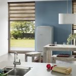 Design della cucina con finestre dal pavimento al soffitto