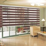 Decorare una finestra panoramica con tende zebra