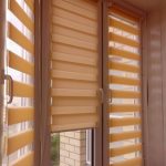 Tende di strisce di tessuto sulla finestra del balcone