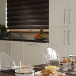 Finestra della cucina con tende chiuse giorno per notte